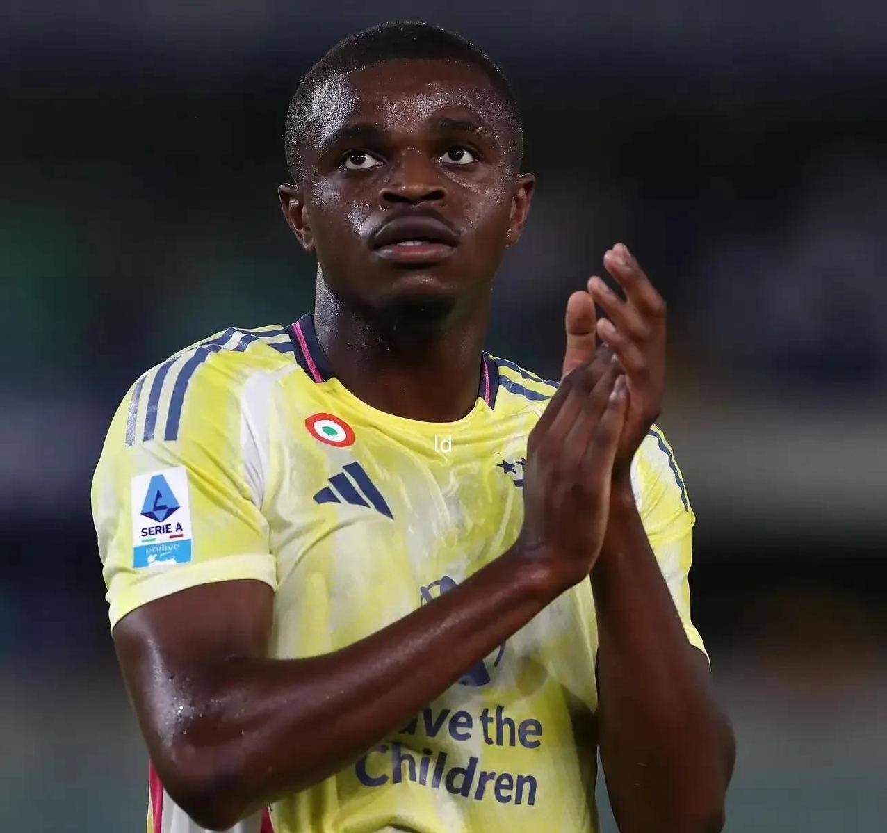 包含尤文图斯领队赞扬年轻球员，展现出色潜力的词条