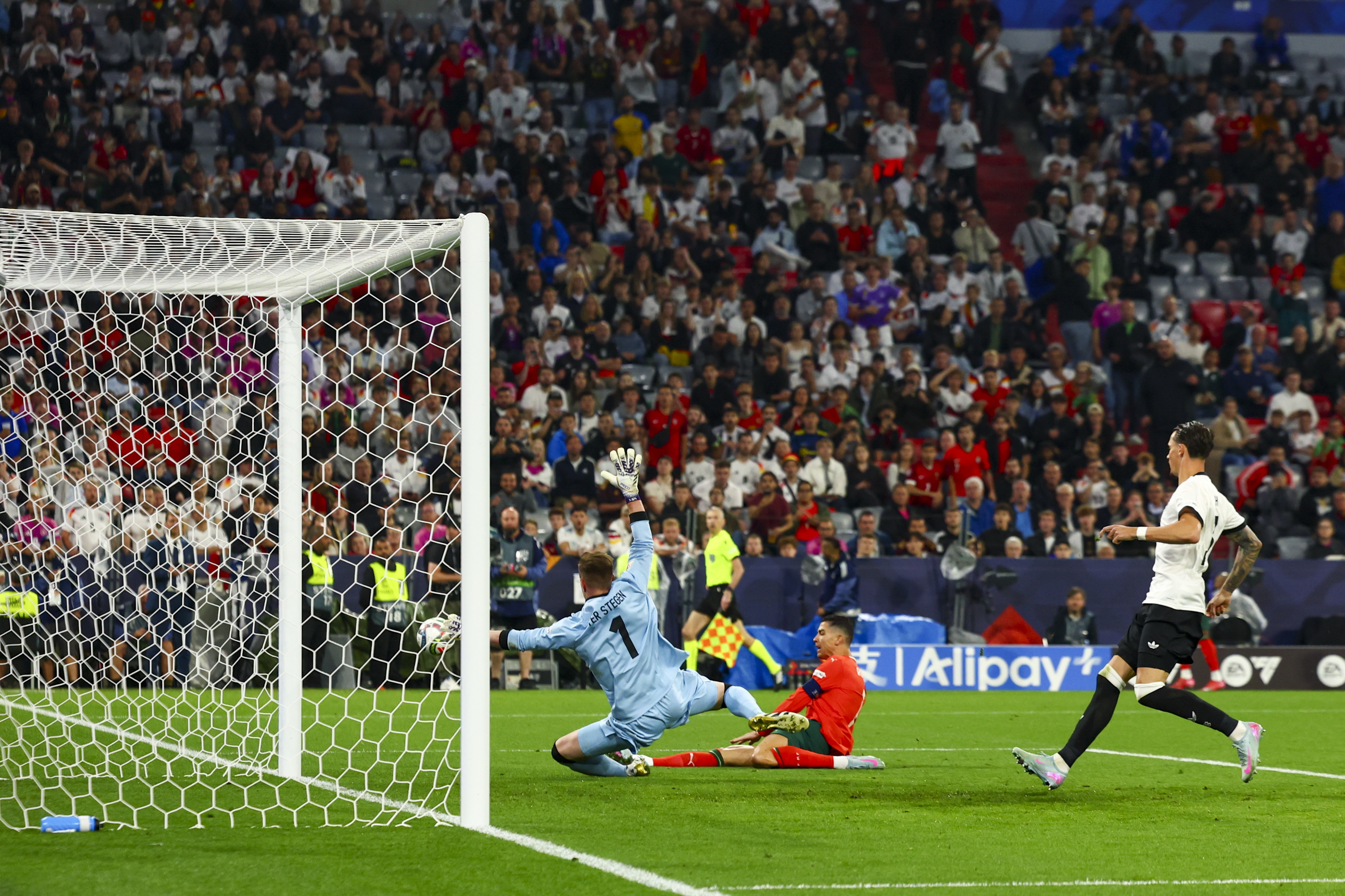 包含胜负之争，欧洲足球比赛激烈进行的词条