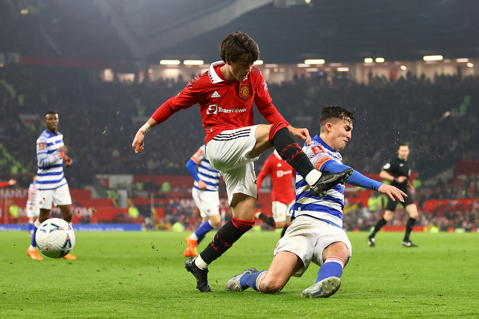 包含胜负之争，欧洲足球比赛激烈进行的词条